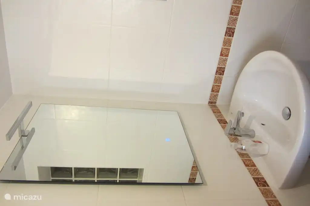 The bedroom equipped with 2 single beds has an ensuite bathroom.