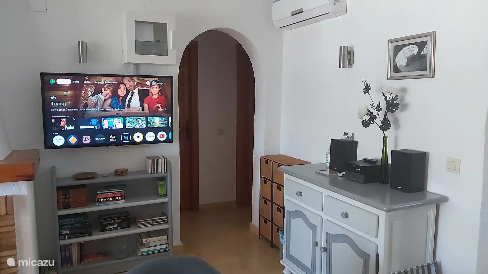 Internet via fiber optics is also suitable for working remotely. Large 110 cm TV screen with smart functions such as watching programs via NPO Plus.