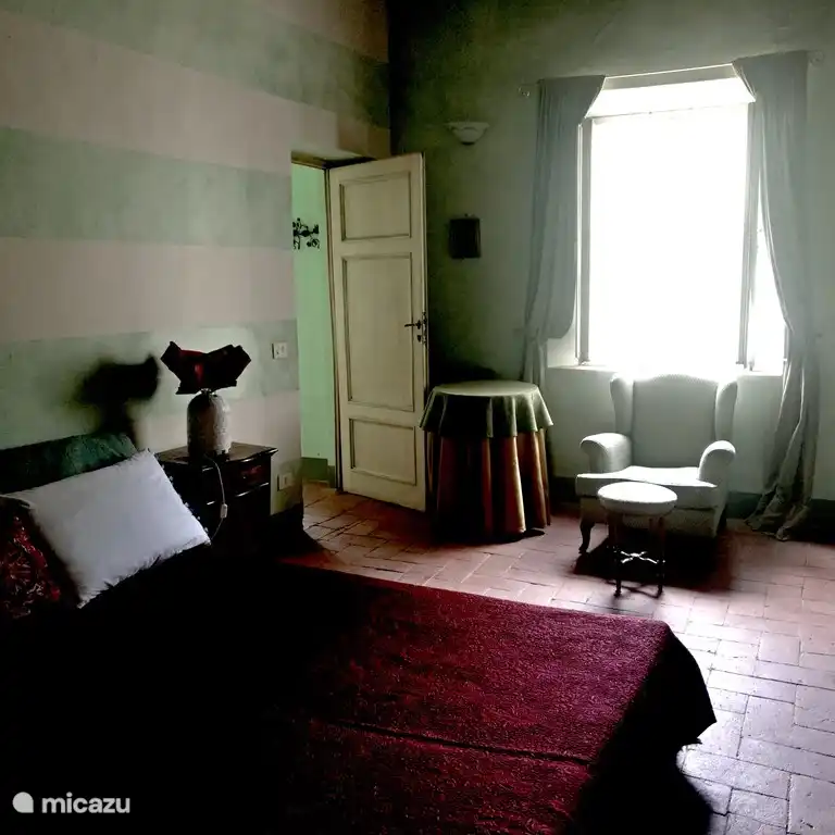 Bedroom 1 with very large bed (180cm x 200cm), ensuite bathroom, chambre communicante with single bed.