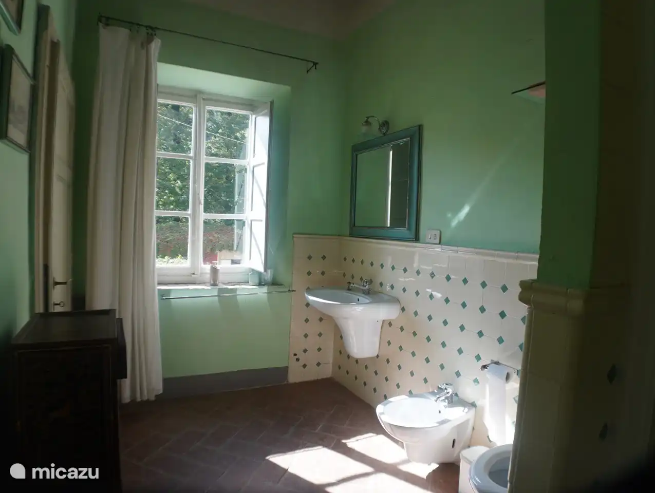 The green suite bathroom faces onto the garden