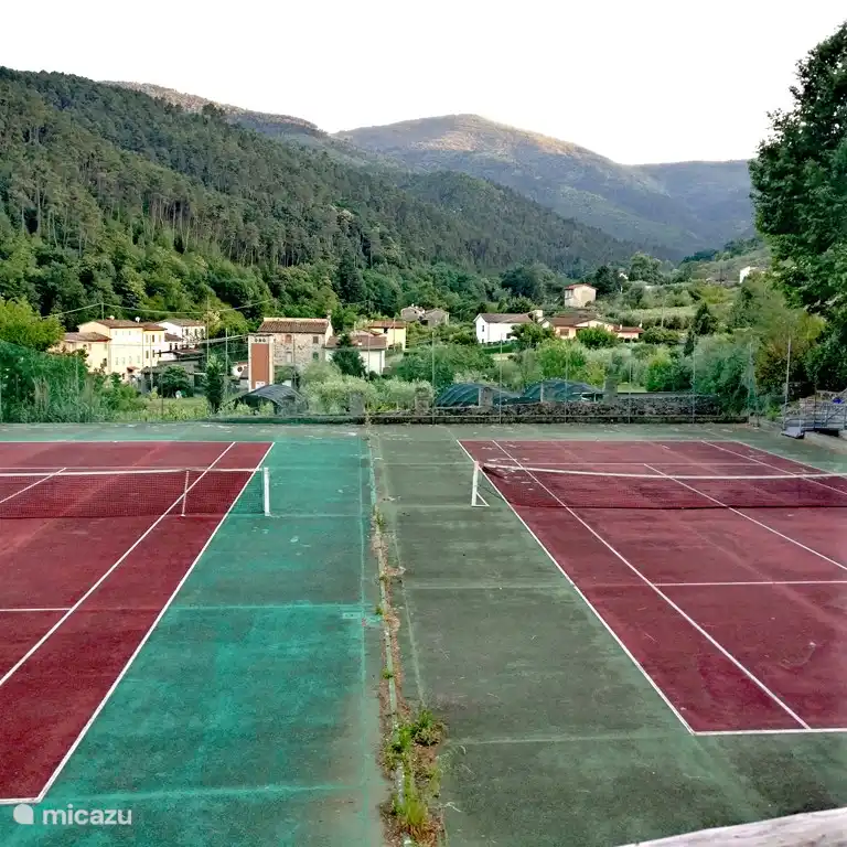 The tennis courts of Sant Andrea di Compito are a 3-minute walk from the house.