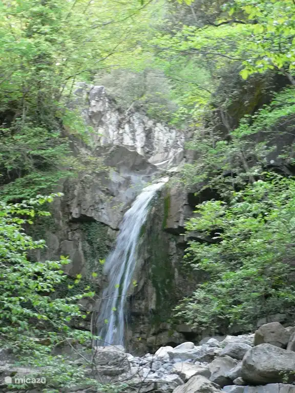 De waterval in de rivier, op 15 minuten lopen van Podere di Maggio