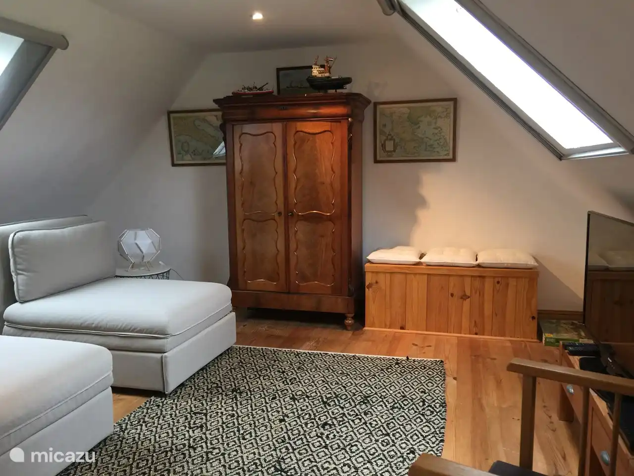 Mezzanine slaapkamer, tevens de plaats waar de tv met dvdrecorder staat,.