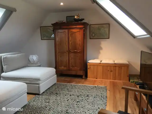 gîte / cottage huren in Frankrijk, Finistère, Locmaria-Berrien – La Colline des Renards Mezzanine slaapkamer, tevens de plaats waar de tv met dvdrecorder staat,.