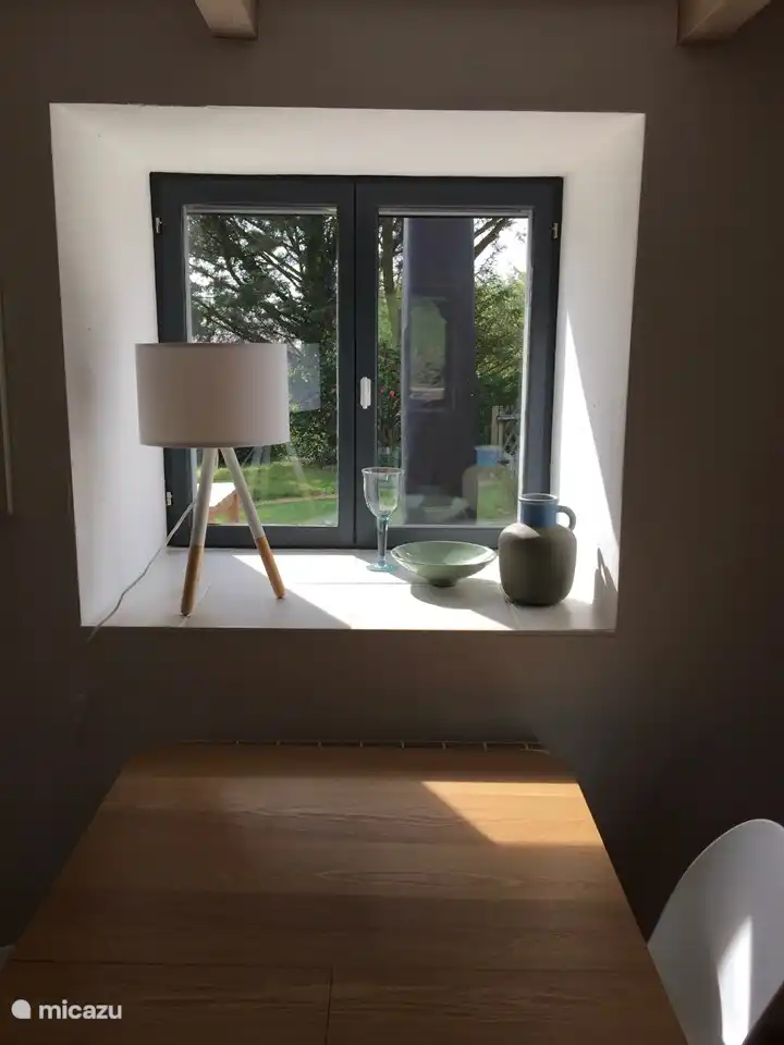 Eettafel met uitzicht op de voortuin