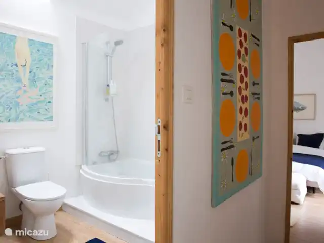 gîte / cottage huren in Frankrijk, Finistère, Locmaria-Berrien – La Colline des Renards Badkamer met ligbad ,toilet en douche is gelegen tussen de slaapkamer en de living.