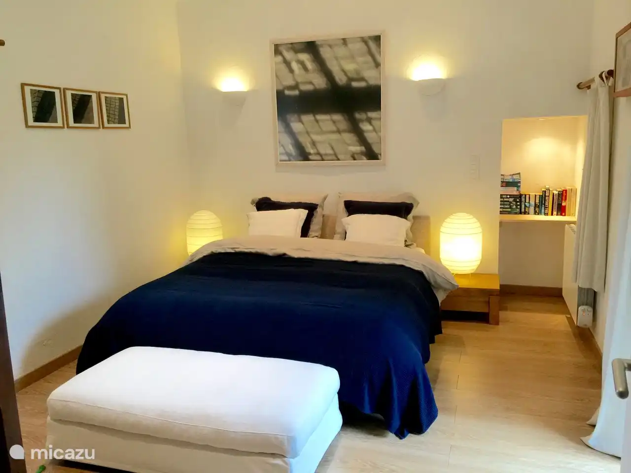 Slaapkamer met een kingsizebed, slaapkamer heeft openslaande deur naar de tuin.