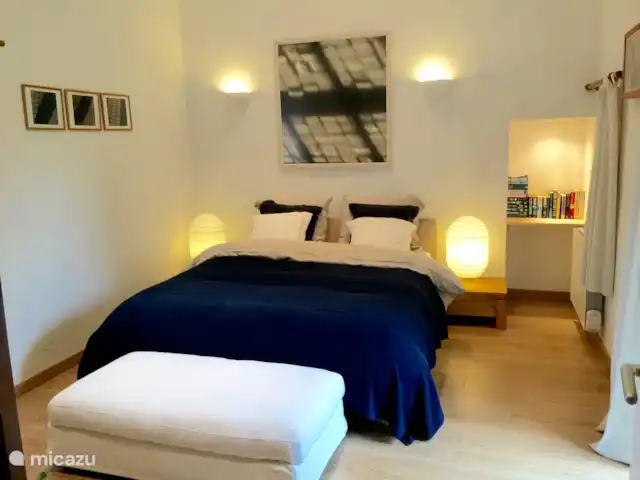 gîte / cottage huren in Frankrijk, Finistère, Locmaria-Berrien – La Colline des Renards Slaapkamer met een kingsizebed, slaapkamer heeft openslaande deur naar de tuin.