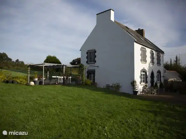 gîte / cottage huren in Frankrijk, Finistère, Locmaria-Berrien – La Colline des Renards La Colline des Renards heeft een tuin van ongeveer 4000 m2, de gite is daar een deel van.