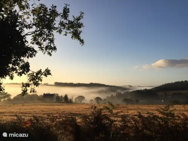 gîte / cottage huren in Frankrijk, Finistère, Locmaria-Berrien – La Colline des Renards Het huis gezien van de weg die achter het huis langs loopt, bij ochtendgloren