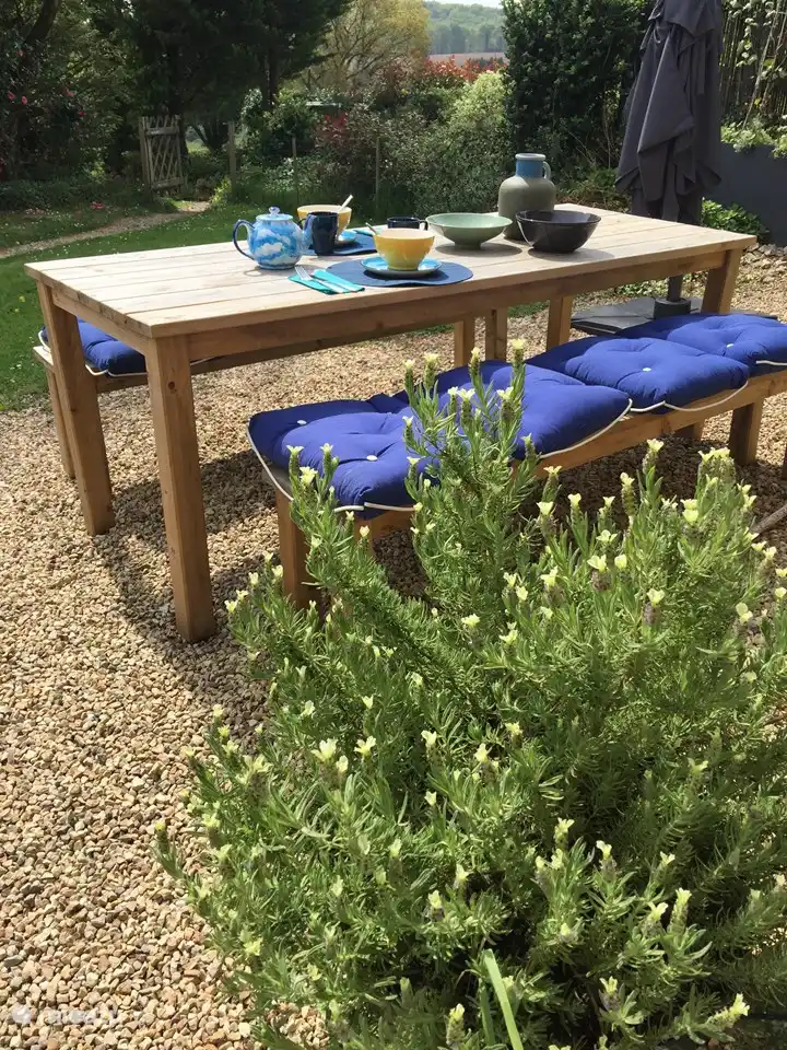 de voorkant van de Gite heeft tot in de middag zon en heeft een tafel met parasol om heerlijk van een ontbijt of lunch te genieten.