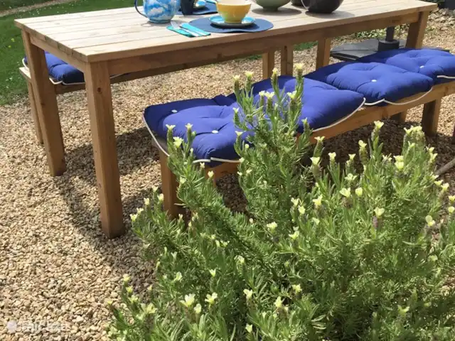 gîte / cottage huren in Frankrijk, Finistère, Locmaria-Berrien – La Colline des Renards de voorkant van de Gite heeft tot in de middag zon en heeft een tafel met parasol om heerlijk van een ontbijt of lunch te genieten.