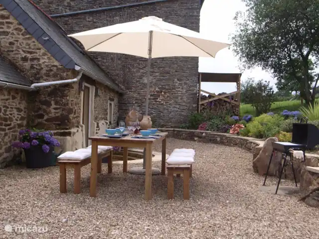 gîte / cottage huren in Frankrijk, Finistère, Locmaria-Berrien – La Colline des Renards terras aan de achterkant van de Gite met een doorzicht naar de aangrenzende tuin die afgesloten is.