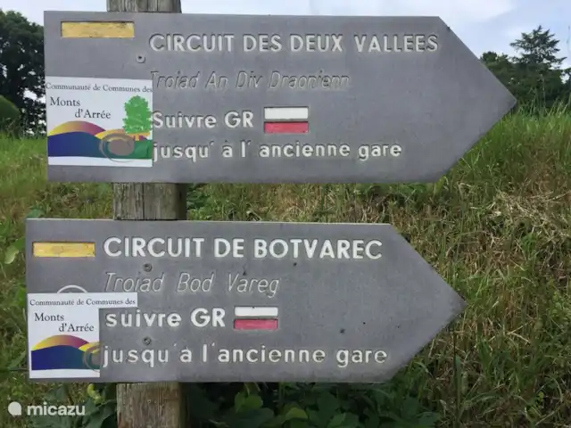 gîte / cottage huren in Frankrijk, Finistère, Locmaria-Berrien – La Colline des Renards Direct langs het huis lopen deze 2 wandelroutes.