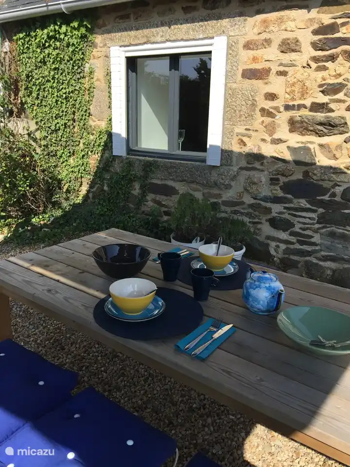 parasol biedt schaduw bij ontbijt