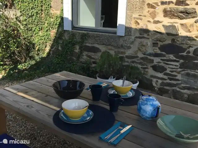 gîte / cottage huren in Frankrijk, Finistère, Locmaria-Berrien – La Colline des Renards parasol biedt schaduw bij ontbijt