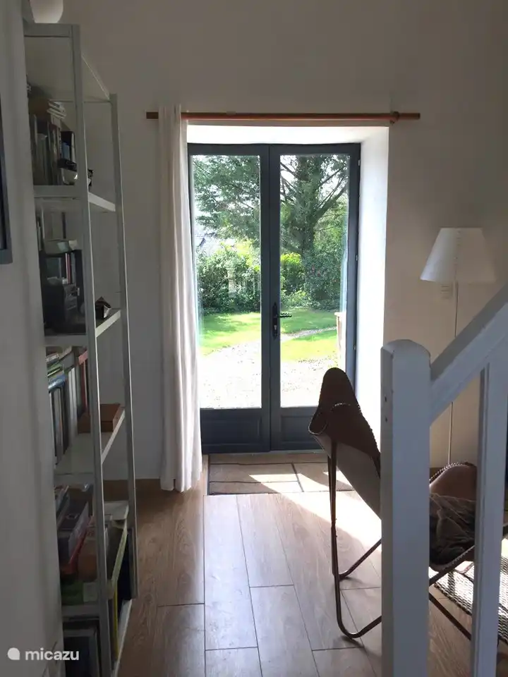 doorkijk naar de entreedeur