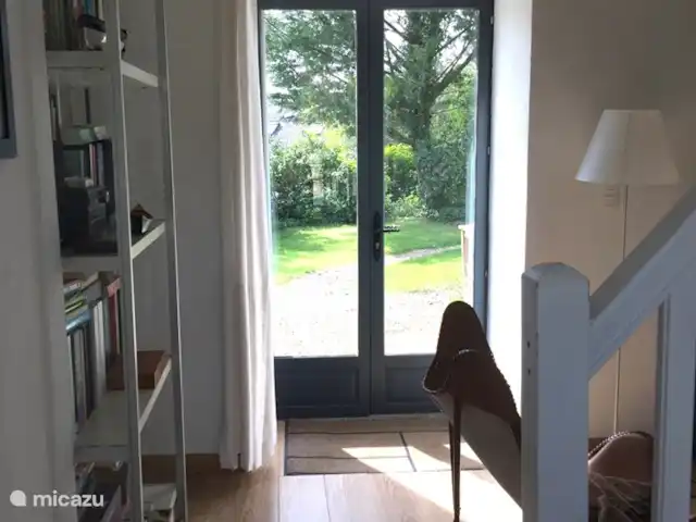 gîte / cottage huren in Frankrijk, Finistère, Locmaria-Berrien – La Colline des Renards doorkijk naar de entreedeur