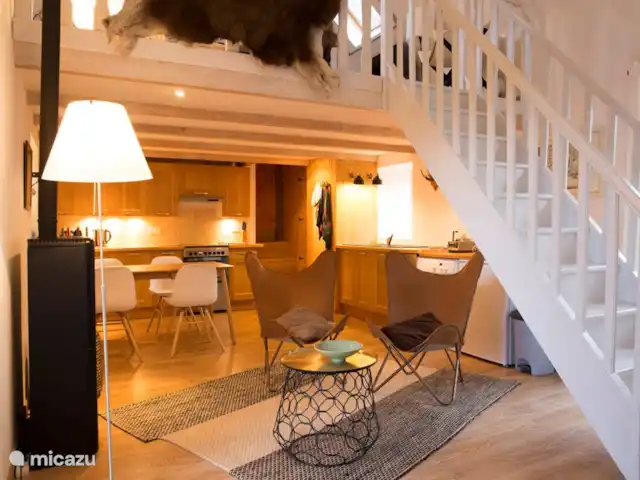 gîte / cottage huren in Frankrijk, Finistère, Locmaria-Berrien – La Colline des Renards Zicht, vanuit de gang naar de slaapkamer, op de keuken/woonkamer, hierop is ook de trap naar de entresol vloer te zien.