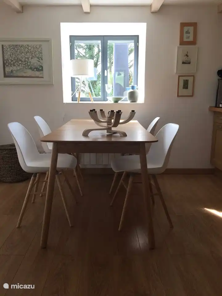 eettafel bij openslaand raam