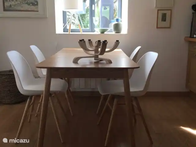 gîte / cottage huren in Frankrijk, Finistère, Locmaria-Berrien – La Colline des Renards eettafel bij openslaand raam