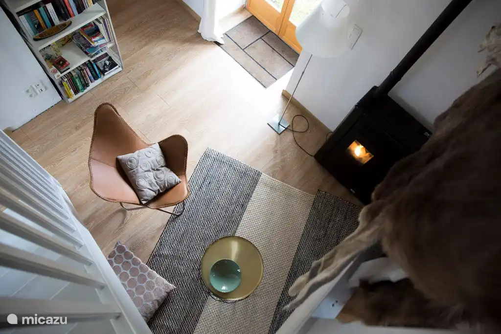 woonkamer met een pellet kachel voor als de avonden wat kouder zijn