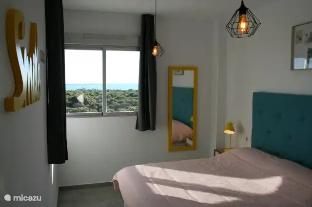 Schlafzimmer 1 mit einem Doppelbett von 180 cm breit