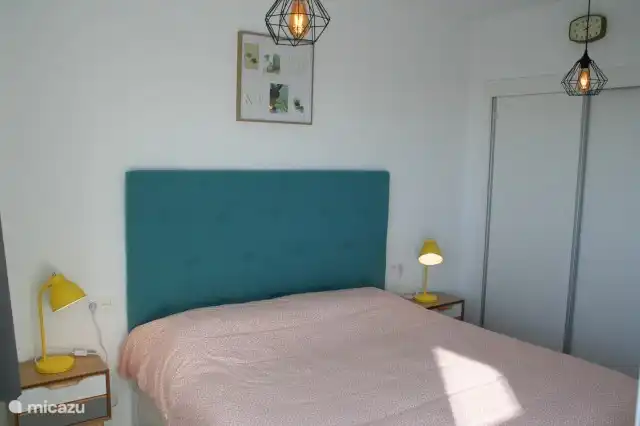 Schlafzimmer 1 mit einem Doppelbett von 180 cm breit