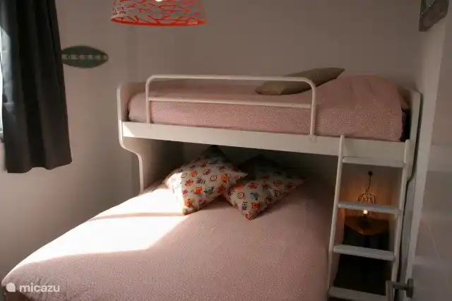 Schlafzimmer 2 mit einem Doppelbett von 150 cm breit und einem Einzelbett (Höhe Bett)