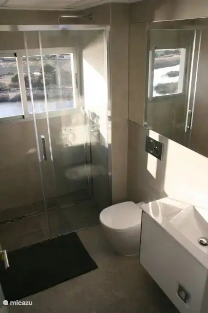 Badezimmer 2 mit Regendusche und was für eine Aussicht beim Duschen !!