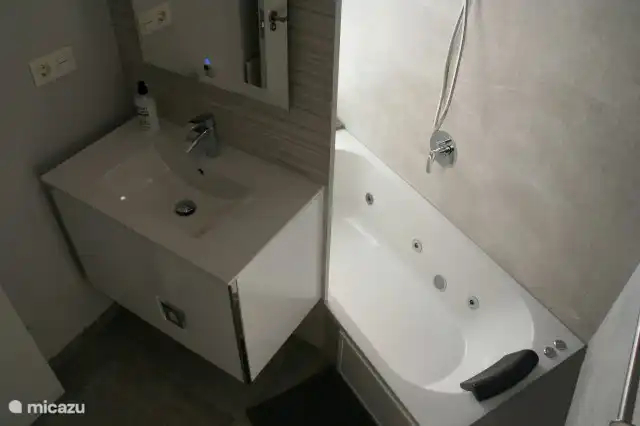 Badezimmer 1 mit Jacuzzi