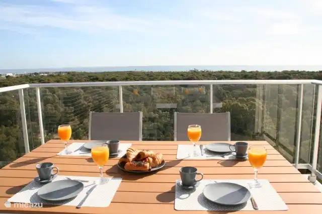 Bild von unserem Frühstück auf der Terrasse und mitten im Winter, lecker!