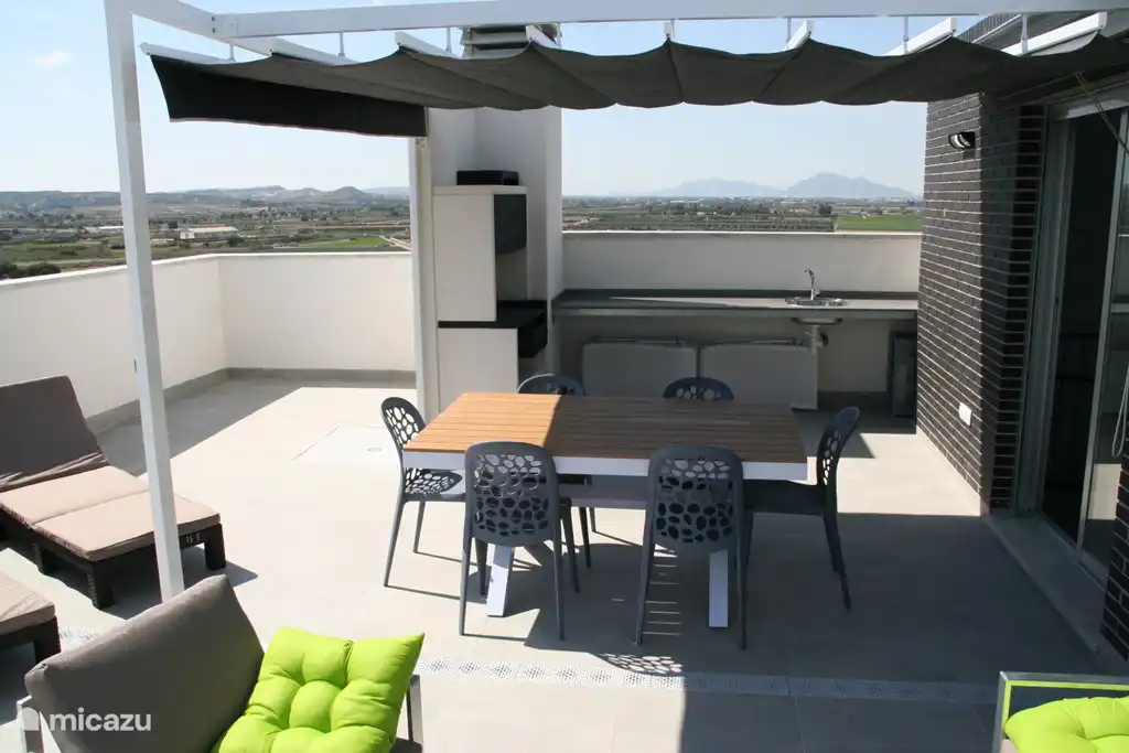 Die Markise auf der großen Dachterrasse