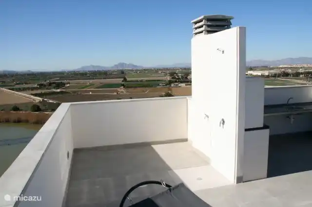 Von der Dachterrasse hat man auch einen schönen Blick auf das Hinterland mit seinen Bergen und den Fluss Segura