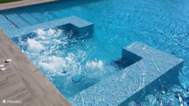 Integrierter Jacuzzi im Schwimmbad