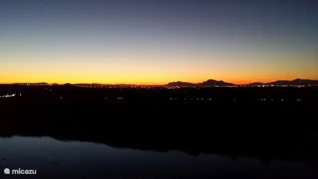Genießen Sie die untergehende Sonne von der Dachterrasse.