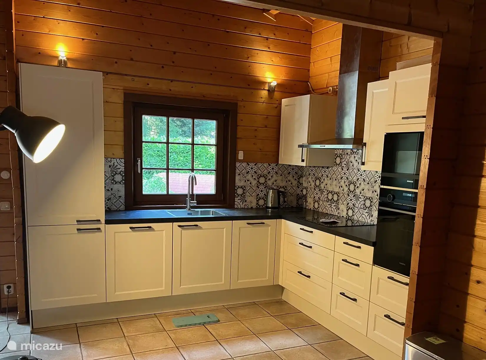 Keuken met oven, koelkast, diepvries, vaatwasser, magenetron