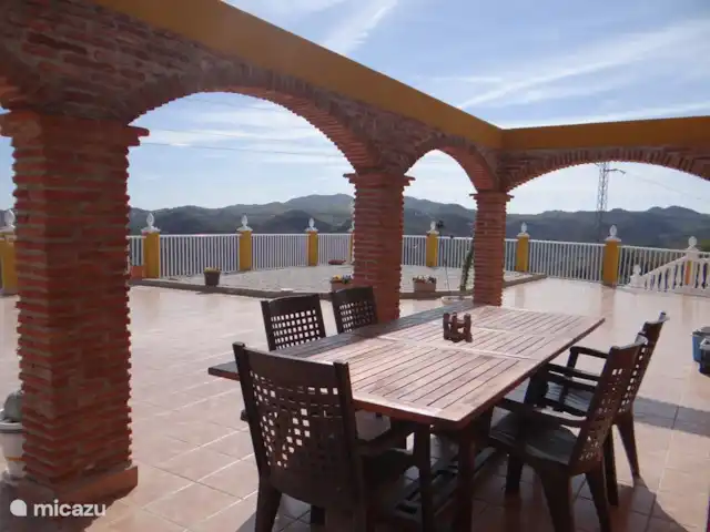 bed & breakfast huren in Spanje, Andalusië, Almogía – Kamer Chouffe bij B&B Casa Sarandy terras 'with a view'