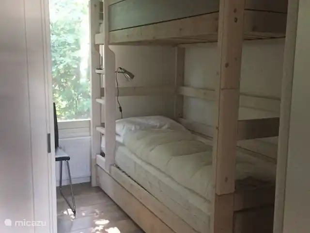 Bonita casa de vacaciones en la playa en Países Bajos, Holanda Meridional, Ouddorp - casa vacacional Tercer dormitorio con literas