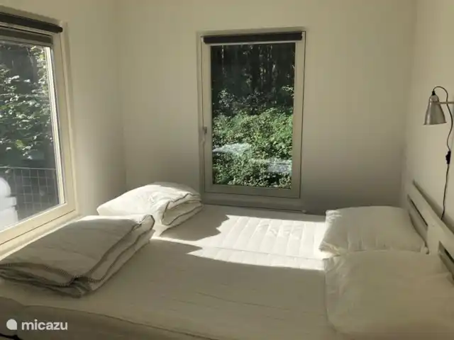 Bonita casa de vacaciones en la playa en Países Bajos, Holanda Meridional, Ouddorp - casa vacacional Dormitorio 1 con vista al bosque