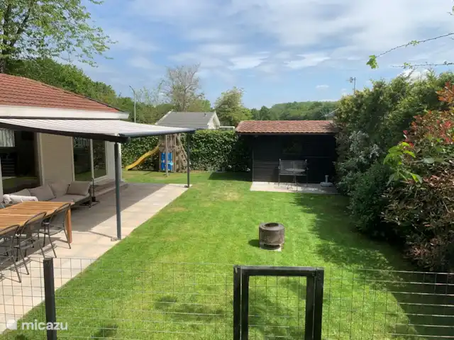 Bonita casa de vacaciones en la playa en Países Bajos, Holanda Meridional, Ouddorp - casa vacacional el jardín con vistas al granero