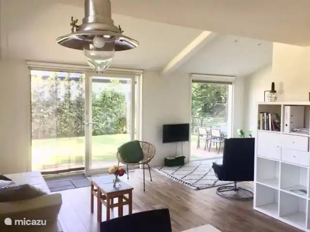 Bonita casa de vacaciones en la playa en Países Bajos, Holanda Meridional, Ouddorp - casa vacacional Salón con puertas correderas a la terraza
