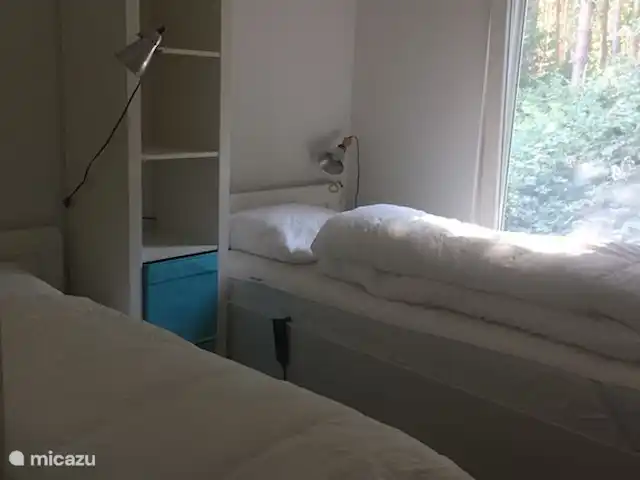 Bonita casa de vacaciones en la playa en Países Bajos, Holanda Meridional, Ouddorp - casa vacacional Segundo dormitorio con las camas. Estos también se pueden empujar uno contra el otro.