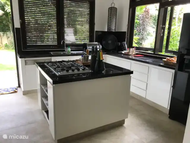 Villa Belvedere Bali en Indonesia, Bali, Lokapaksa - villa cocina con horno, lavavajillas, frigorífico, dispensador de agua