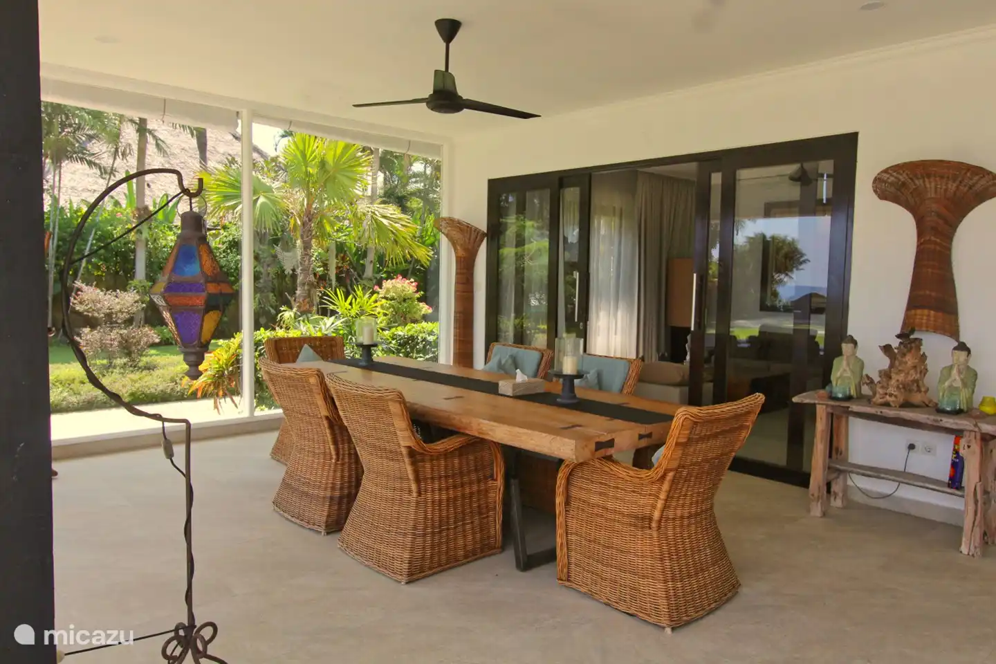 Esstisch draußen auf der Terrasse 