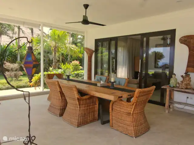 Villa Belvedere Bali en Indonesia, Bali, Lokapaksa - villa mesa de comedor al aire libre en la terraza