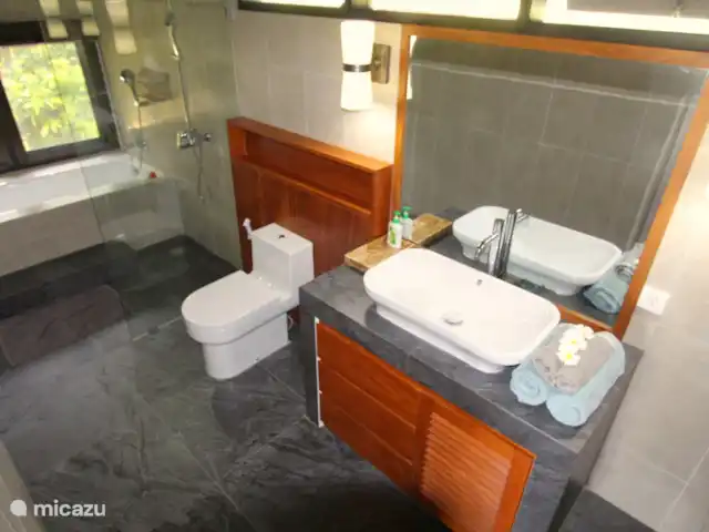 Villa Belvedere Bali en Indonesia, Bali, Lokapaksa - villa Baño nuevo (2023) en el segundo piso sobre el garaje