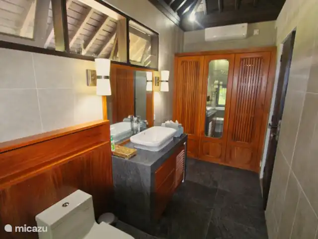 Villa Belvedere Bali en Indonesia, Bali, Lokapaksa - villa Baño nuevo (2023) en el segundo piso sobre el garaje