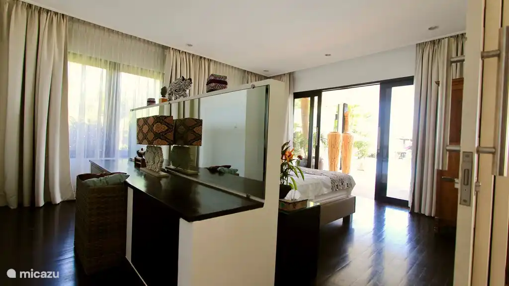 Master-Schlafzimmer im Erdgeschoss, mit Blick auf den Pool