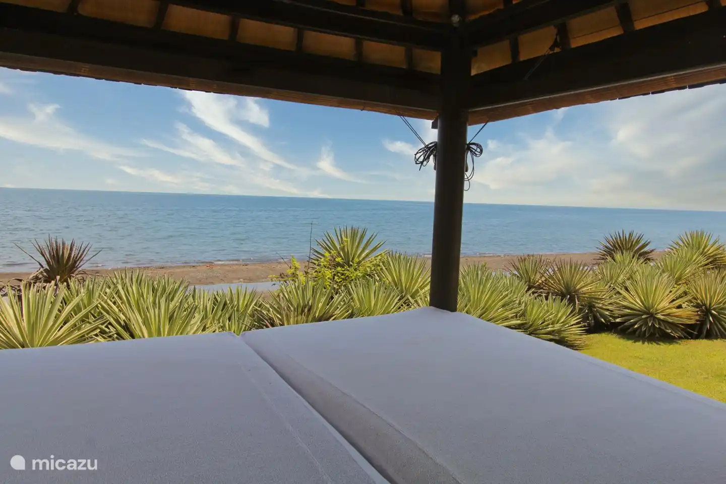 Blick über das Meer von Bali vom Pavillon ( Bale Bengong )